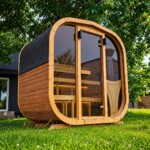 Sauna QUBE da esterno in legno con ampia vetrata panoramica