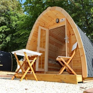 Bungalow POD in legno con terrazza e arredo esterno