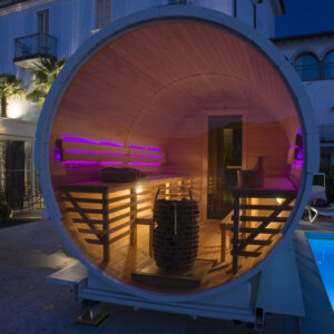 Sauna nordica da esterno in legno con illuminazione interna