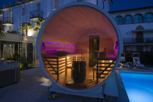 Sauna nordica da esterno in legno con illuminazione interna