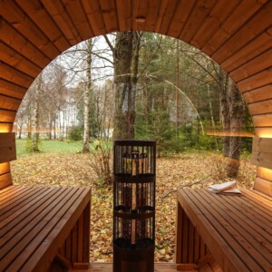 Sauna nordica da esterno in legno con illuminazione interna