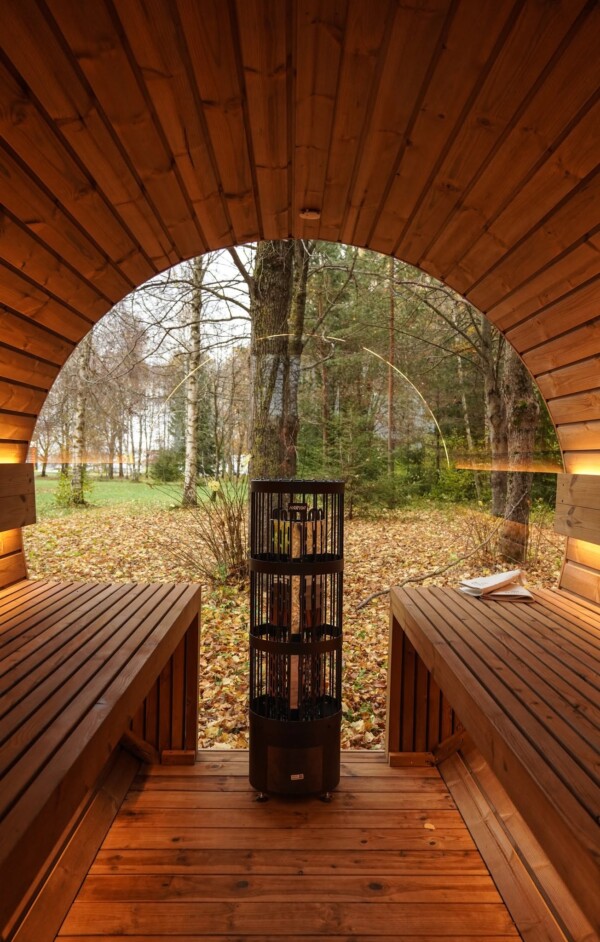 Sauna nordica da esterno in legno con illuminazione interna