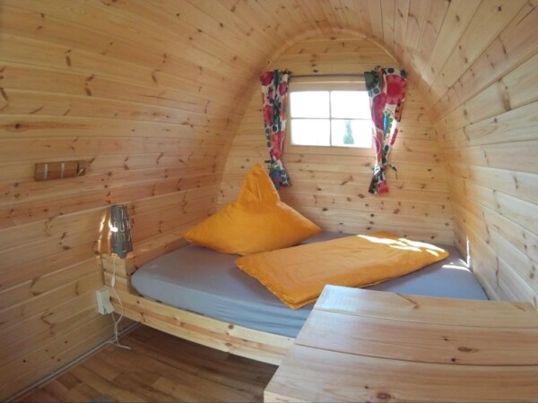 Camera matrimoniale interna del Camping POD in legno da 3,5 m