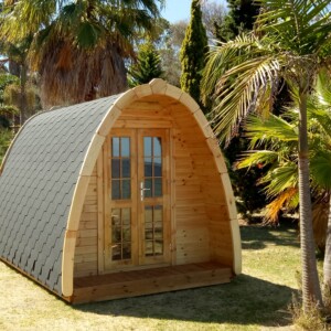 Camping POD in legno installato in un’area verde