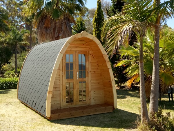 Camping POD in legno installato in un’area verde