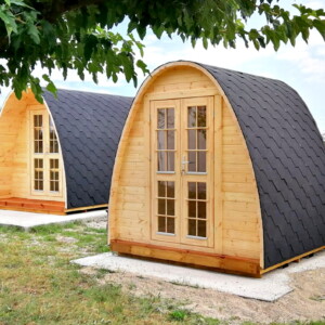 Bungalow POD in legno installati in un campeggio glamping