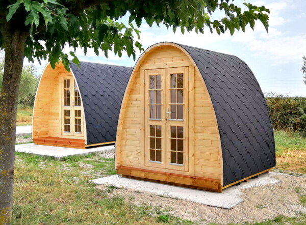 Bungalow POD in legno installati in un campeggio glamping
