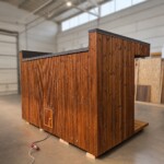 Sauna finlandese moderna da esterno in ThermoWood con vetrata panoramica e terrazza con doccia