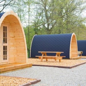 Villaggio glamping con Bungalow POD in legno e area comune