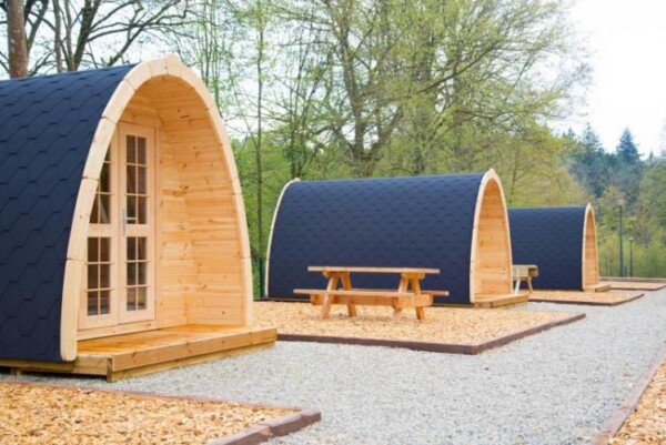 Villaggio glamping con Bungalow POD in legno e area comune