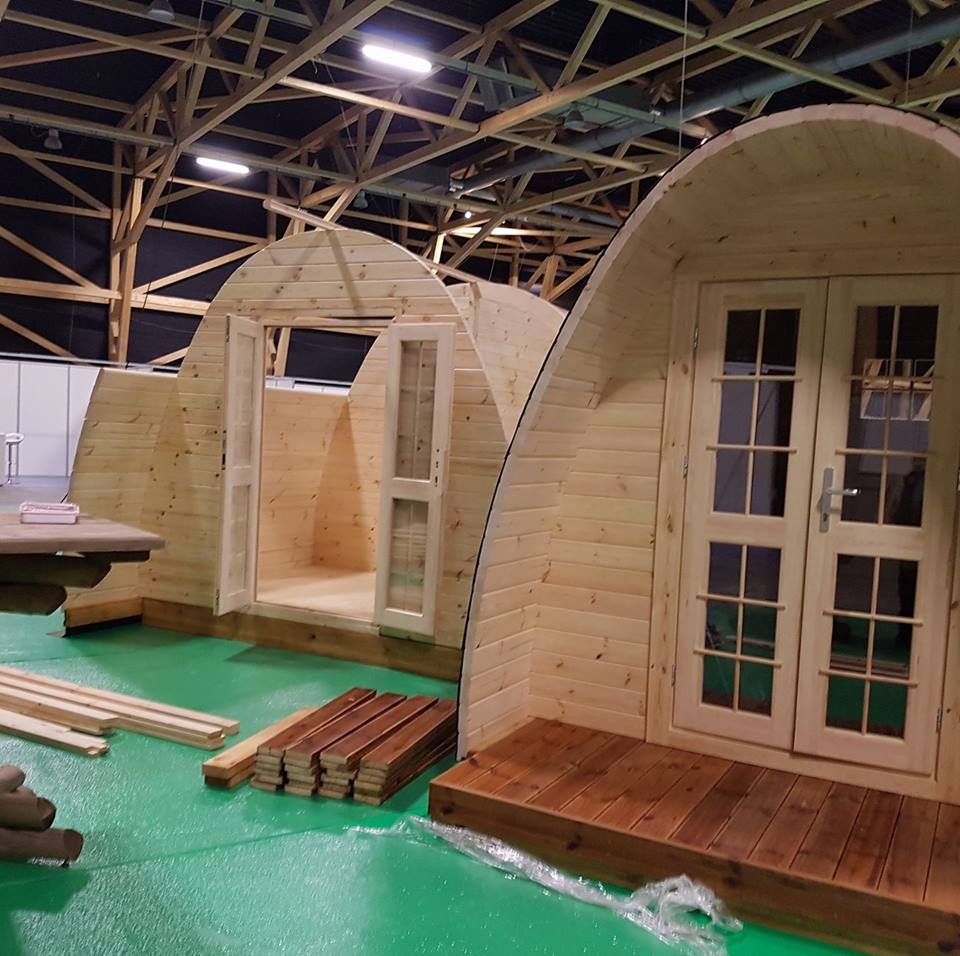 Bungalow POD in legno esposti in fiera