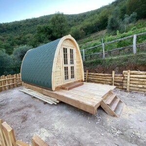Bungalow POD in legno con terrazza installato in montagna