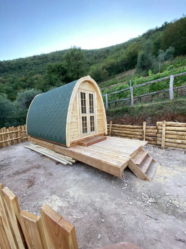 Bungalow POD in legno con terrazza installato in montagna