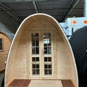 Ingresso del Bungalow POD in legno con porta doppia vetrata