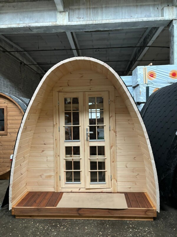 Ingresso del Bungalow POD in legno con porta doppia vetrata