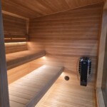 Sauna da giardino con doccia integrata e grande vetrata frontale