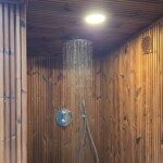 Sauna finlandese da esterno in legno con doccia integrata