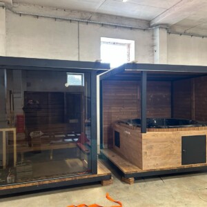 Sauna moderna da giardino in legno con parete vetrata panoramica
