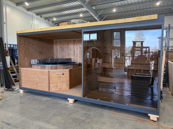 Sauna modulare da giardino con vasca Hot Tub coperta