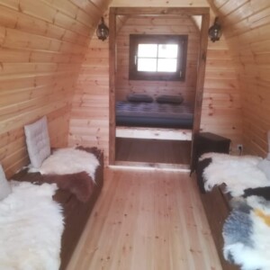 Interno del Bungalow POD 2,4 x 5,5 m arredato con letti