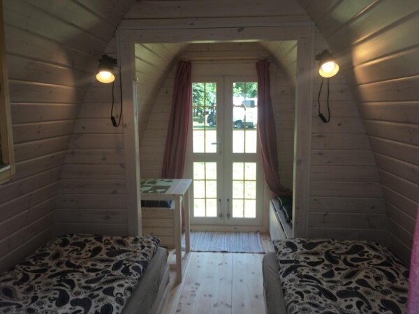 Interno del Camping POD in legno con illuminazione e porta vetrata