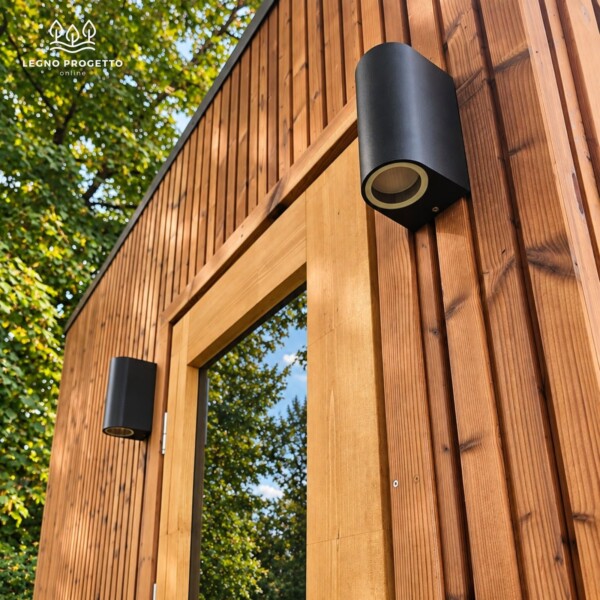 Dettaglio del rivestimento esterno in legno della sauna FRAME con applique nera