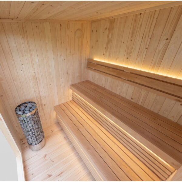 Interno della sauna FRAME Lux Premium 235 con panche a due livelli, schienale illuminato e stufa elettrica