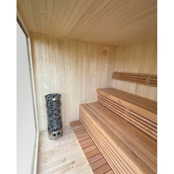 Interno della sauna FRAME Lux Premium 235 con rivestimento in legno chiaro, panche e stufa elettrica