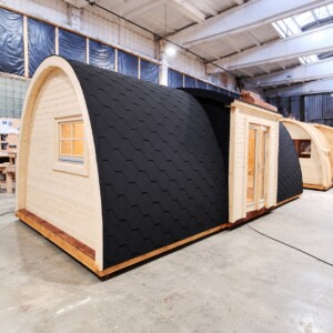 LUX MEGA POD isolato in legno con ingresso centrale, tetto arcuato nero e finestra laterale