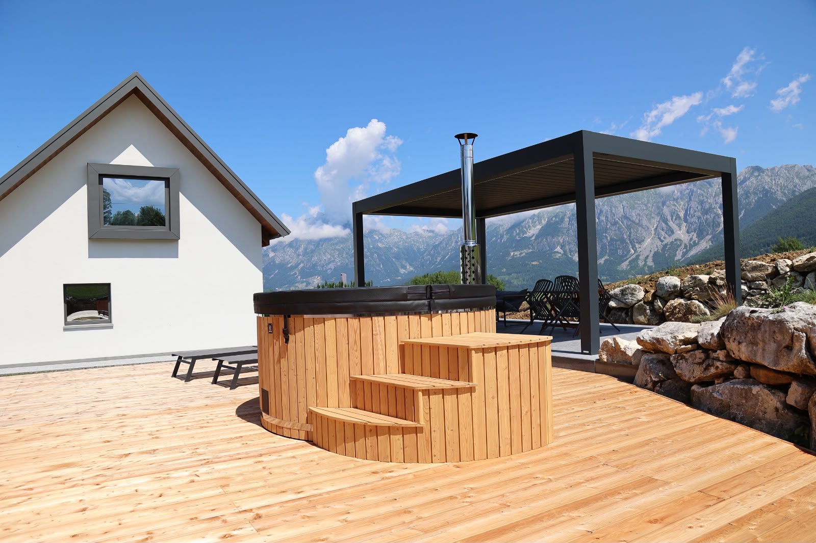 Tinozza nordica PEARL 225 con copertura nera e scala in legno su terrazza panoramica